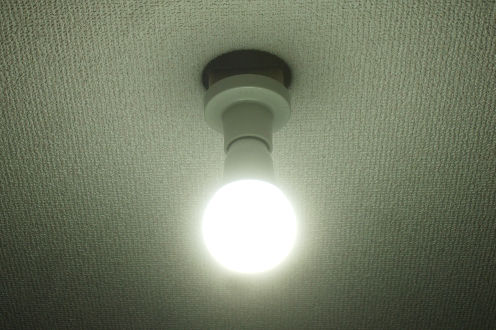 天井で光るLED電球